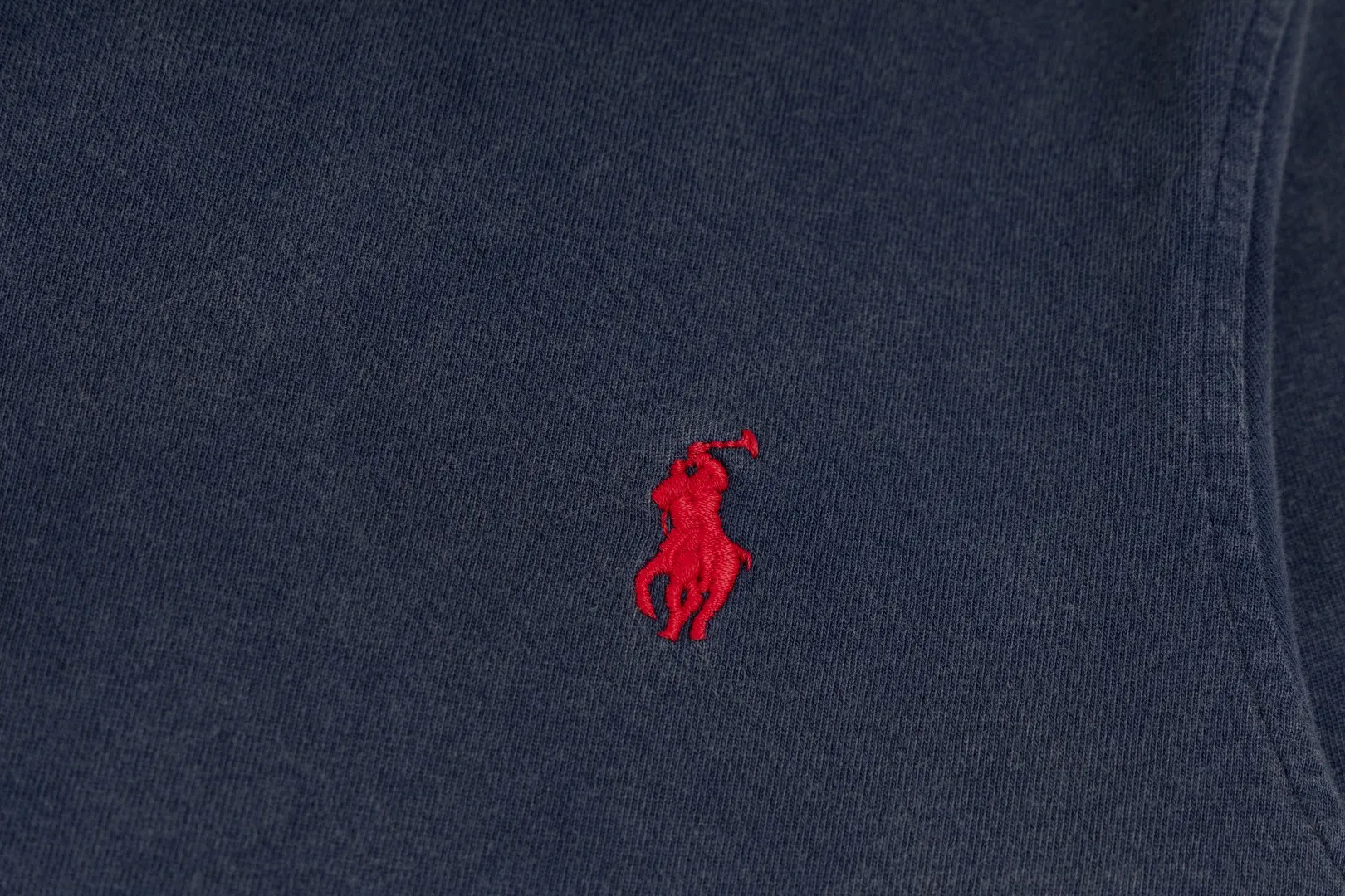 P196 #R85 Ralph Lauren washed heavy brushed distressed henley stand-up collar open chest long-sleeved bottoming shirt thin sweatshirt fabric 100% Xinjiang long-staple cotton, imported embroidered logo on the chest custom threaded collar, classic embroidery, the highest version, suitable for business and leisure daily use! 🌘3-button placket, laser logo pearlescent resin buttons, cuffs and hem are double-stitched, different from the currency version. Washed and distressed, sand-washed and stir-fried. Color: White, Black, Navy Blue, Army Green, Gray Size: S M L XL Length: 69/70/72/75 Bust: 102/108/116/124 Shoulder width: 43/45/47/49 Recommended weight: 100-120/120-140/140-160/160-180 pounds